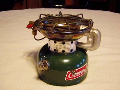 VINTAGE COLEMAN 502 SINGLE BURNER GREEN CAMPING COOK STOVE JULY 1967 / 7-67 - Image 1 of 4