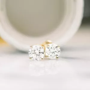 Aretes redondos de diamantes para mujer de oro amarillo de 14 quilates cultivados en laboratorio de 0,50 quilates 4 puntas - Imagen 1 de 7