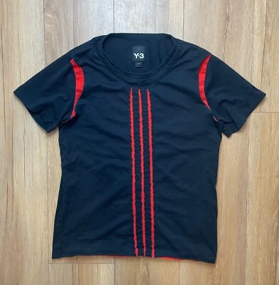 Camiseta Y-3 Yohji Yamamoto x Adidas – Preta com Listras Vermelhas – Tamanho M - Imagem 1 de 4