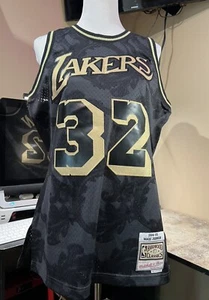 Mitchell & Ness LAKERS MAGIC JOHNSON #32 1984-85 Gold Black Swingman Collection - Picture 1 of 9