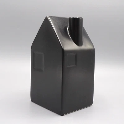 Jarrón Hearth & Hand Magnolia 2017 negro mate en forma de casa Foto 1 de 4