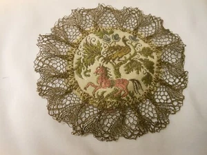 Vintage 5" WIDE TAPASTRY BIRD AND HORSE DOILEY WITH LACE TRIM 1940-1950 - Picture 1 of 3