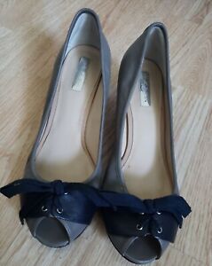 Halogen Women size 9 peep toe gray leather navy blue bow kitten heel pumps