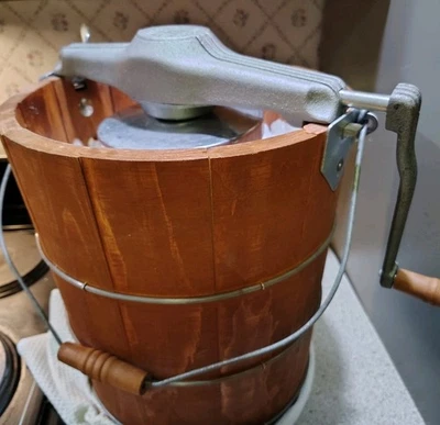 White Mountain 4 Qt Ice Cream Freezer Hand Crank Canister Very Nice! VIDEO - Image 1 of 4