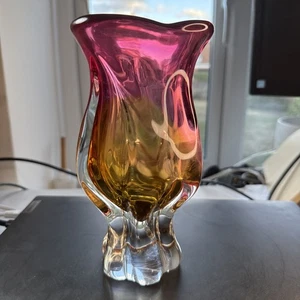 Jarrón de vidrio artístico vintage Chribska Josef Hospodka checo bohemia rosa/amarillo - Imagen 1 de 9
