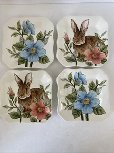 MAXCERA Cuadrado Floral Conejo Conejo Azul y Rosa Aperitivo Platos Floral Juego de 4 - Imagen 1 de 9