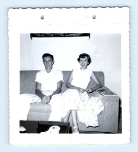Foto d'epoca anni 50 coppia meridionale seduta su un divano, bianco e nero 3,5 x 4 - Foto 1 di 2