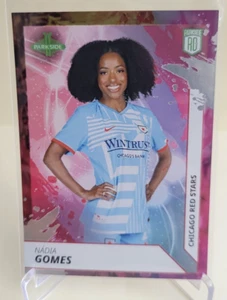 2024 PARKSIDE NWSL VOL 1 NADIA GOMES RC #166 SHIMMER PARALLEL/100 - Foto 1 di 2