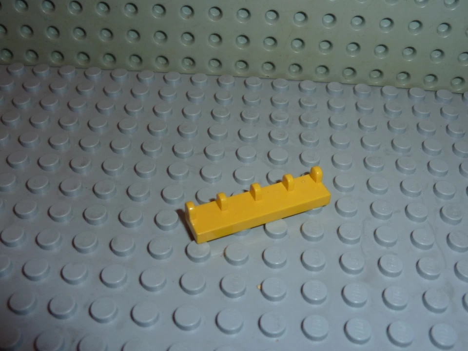 Charnières LEGO Yellow Hinge Tile 1x4 ref 4625 Set 6686/6521/6552/2140 - Photo 1/1