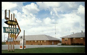 Postal Midway Motel vista exterior con letrero, Humphrey, Nebraska - Imagen 1 de 2
