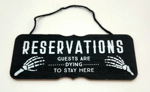 Letrero de Halloween Reservations invitados se mueren por quedarse aquí excelente estado - Imagen 1 de 4