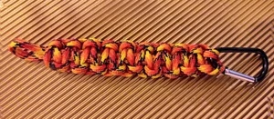 Knoten Schlüsselanhänger Schwarz-Rot-Gelb mit Karabiner - Bild 1 von 2