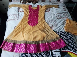 Indischer Panjabi Anzug mit Dupatta Muti-Farbe **GETRAGEN** - Bild 1 von 15