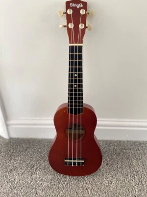 Ukelele Stagg marrón oscuro con bolsa Foto 1 de 4