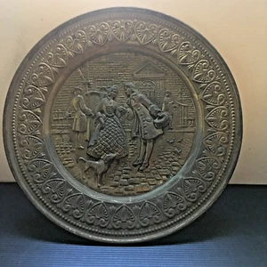 Vintage 50er Messing Wandbehang Teller mit romantischem figürlichem Relief Made in England - Bild 1 von 7