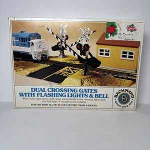 Bachmann 1443 HO Scale Dual Crossing Gates Flashing Lights & Bell w/ Box 46-1214 - Picture 1 of 8