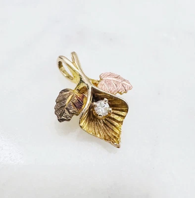 Colgante Estate de hojas de flores de diamantes de 0,03 quilates de colinas negras de oro macizo de 10 quilates con varios tonos Foto 1 de 4