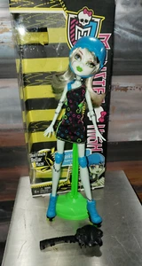 Monster High Doll Frankie Stein Roller Maze casco pattini Skulltimate G1 con supporto - Foto 1 di 3