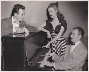 1943 Press Photo Jazz Drummer Gene Krupa, Vocalist Penny Piper and Bob Davis - Picture 1 of 2