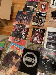 Lotto Ultimate Kiss - Completo di oggetti dagli anni 70 agli anni 2000. - Foto 1 di 17