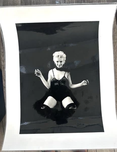 Marilyn Monroe schwarz sitzendes Wandposter 20 x 16 (laminiert) - Bild 1 von 2