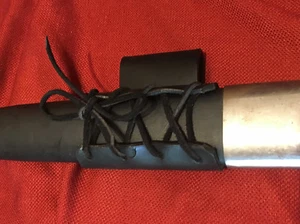 Breiterer Lederfrosch hält Dolch im kleinen Rücken LARP Piratenfaire SCA - Bild 1 von 9