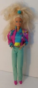 Vintage Barbie Puppe 1975 mit Kleidung, rosa Absätze, blonde Haare, blaue Augen - Bild 1 von 6