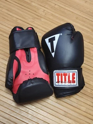 Guantes de boxeo de entrenamiento de vinilo Title Boxing clásicos de gancho y bucle negros/rojos 12 oz usados en excelente estado Foto 1 de 4