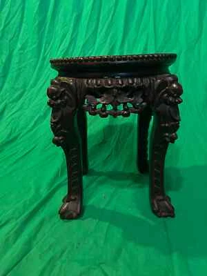 Mesa auxiliar china vintage tallada a mano de mármol de palisandro  Foto 1 de 4