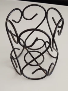 DECORACIÓN DEL HOGAR PERGAMINO RIZADO NEGRO HIERRO FORJADO METAL CANDELABRO GRANDE - Imagen 1 de 11