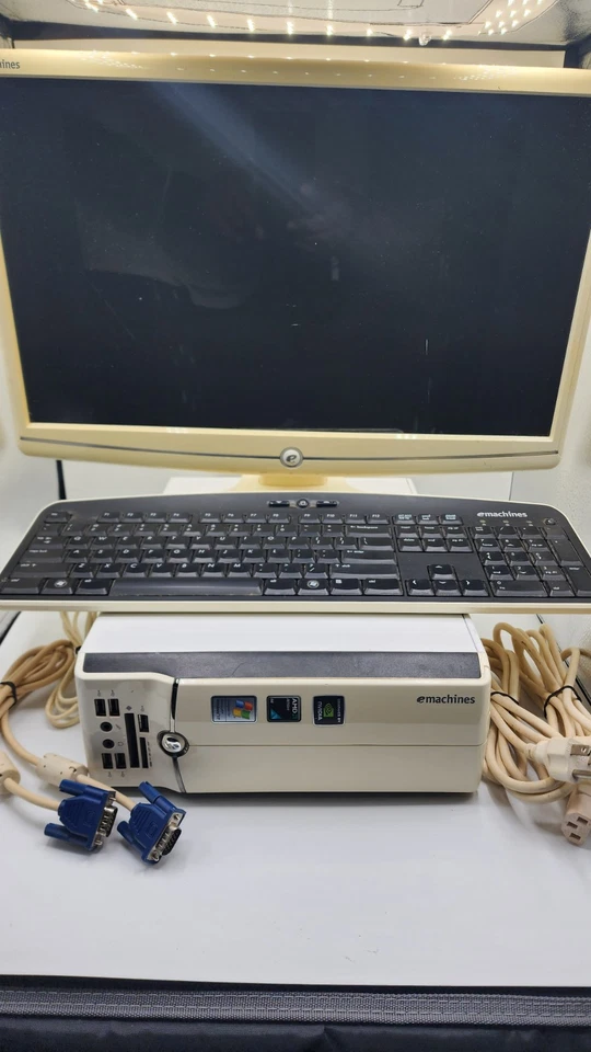 eMachines Desktop Computer w/Monitor, Keyboard and Mouse "Works!" Windows XP - Image 1 of 4