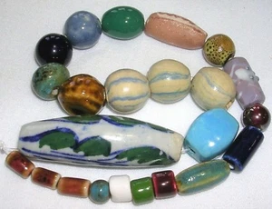 23 CUENTAS CERÁMICAS SURTIDAS VARIAS FORMAS RANGO 7mm a 56mm LA MAYORÍA SON ESMALTADAS - Imagen 1 de 4