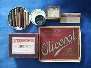 5 SCATOLE DI CARTA, 8 AGORAI (PORTA AGHI) E 20 PENNINI - INIZIO '900. - Foto 1 di 8