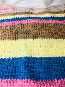 Handgefertigte gehäkelte Afghan Decke 37x32 - Pastell Streifen Baby oder Schoß weiche Decke - Bild 1 von 5