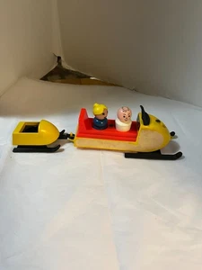 MINI MOTO DE NIEVE FISHER PRICE LITTLE PEOPLE 705 DE COLECCIÓN con coche trasero - Imagen 1 de 4