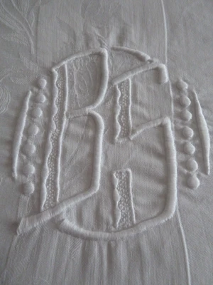 ancienne housse d'édredon coton damassé ( tulipes ) dentelle mono brodé B.S tbé - Photo 1/4