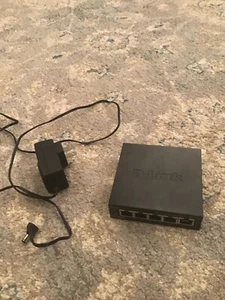 D-Link 5 Port Gigabit Unmanaged Metal Desktop Switch (DGS-105) - Picture 1 of 2