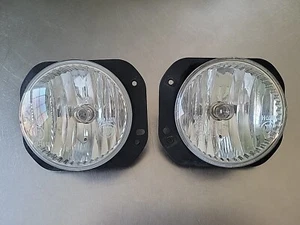2021-2024 Jeep Wrangler Gladiator PAIR Front Fog Lamps Brackets INCANDESCENT - Picture 1 of 8