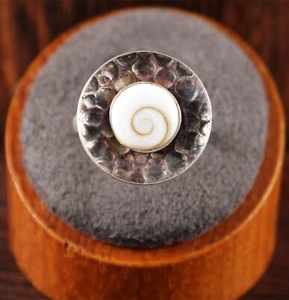Runder gehämmerter Shiva Auge Muschel Modernist Ring Sterlingsilber Größe 7 - Bild 1 von 7
