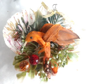 Handgefertigter Weihnachtsschmuck - KOLIBRI mit ECHTEN FEDERN DIORAMA IN JAKOBSMUSCHEL MUSCHEL - Bild 1 von 2