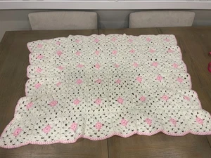 Handamade CROCHET baby blanket pink and white 32x39 - Picture 1 of 2