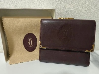 Cartier Cartera triple pliegue marrón oscuro con logo en relieve Foto 1 de 4