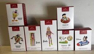 7 decorazioni natalizie Hallmark, pattinaggio Barbie e skipper, Looney Toons, arachidi - Foto 1 di 3