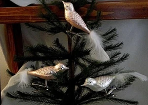 VINTAGE-NEW Set of 3 Clip on Pink/White Glitter Birds Glass Ornaments Germany - Bild 1 von 3