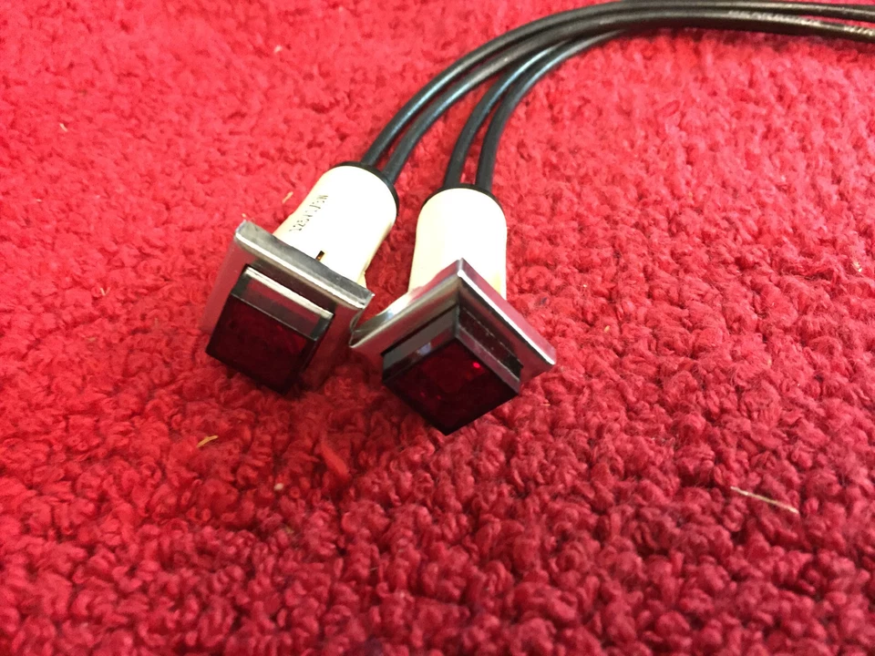 981-670A-99WRN LITTELFUSE красный квадрат индикатор лампа 2 шт. - Изображение 1 из 1