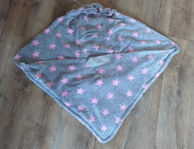 # 37 Einschlagdecke Babyschale grau mit pinken Sternen - Bild 1 von 3