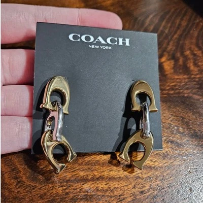 Pendientes colgantes COACH Triple-C vinculados a gota firma chapados en tono dorado y plateado Foto 1 de 4