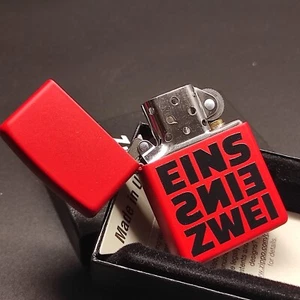 Zippo EINS EINS ZWEI, Motivdruck, Farbe Rot, Lighter( Feuerwehr, Notruf, 112) - Bild 1 von 6