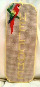 Handgefertigter Nadelspitze "Willkommen" Türhänger gelbe Buchstaben auf beigem, rotem Papagei - Bild 1 von 1