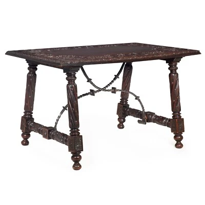 Circa 1900 Gothic Revival Antique Carved Walnut Library Table Foto 1 de 4